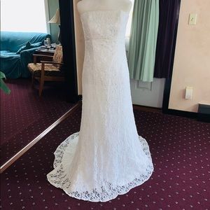 Never worn strapless wedding dress